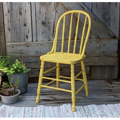 Chaise jaune vintage revalorisée